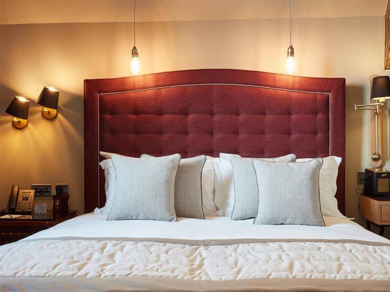 Oddfellows On The Park تشيدل المظهر الخارجي الصورة A bed with a headboard