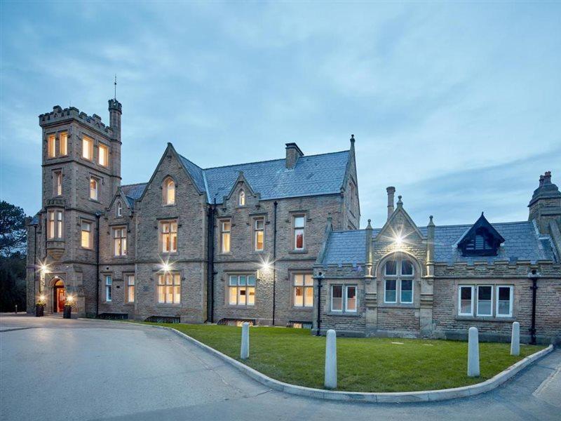 Oddfellows On The Park تشيدل المظهر الخارجي الصورة The former school buildings at night