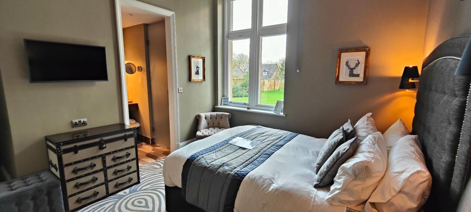 Oddfellows On The Park تشيدل المظهر الخارجي الصورة A bedroom at The Old Bank Hotel