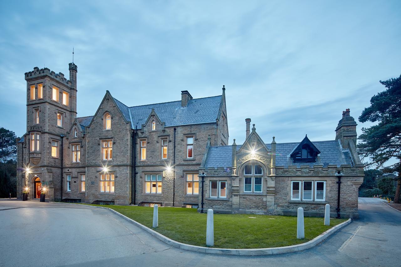 Oddfellows On The Park تشيدل المظهر الخارجي الصورة The former school buildings at night