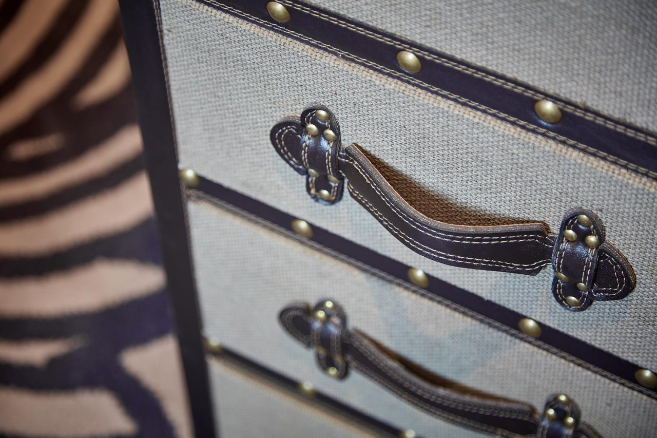 Oddfellows On The Park تشيدل المظهر الخارجي الصورة A leather handle on a piece of furniture