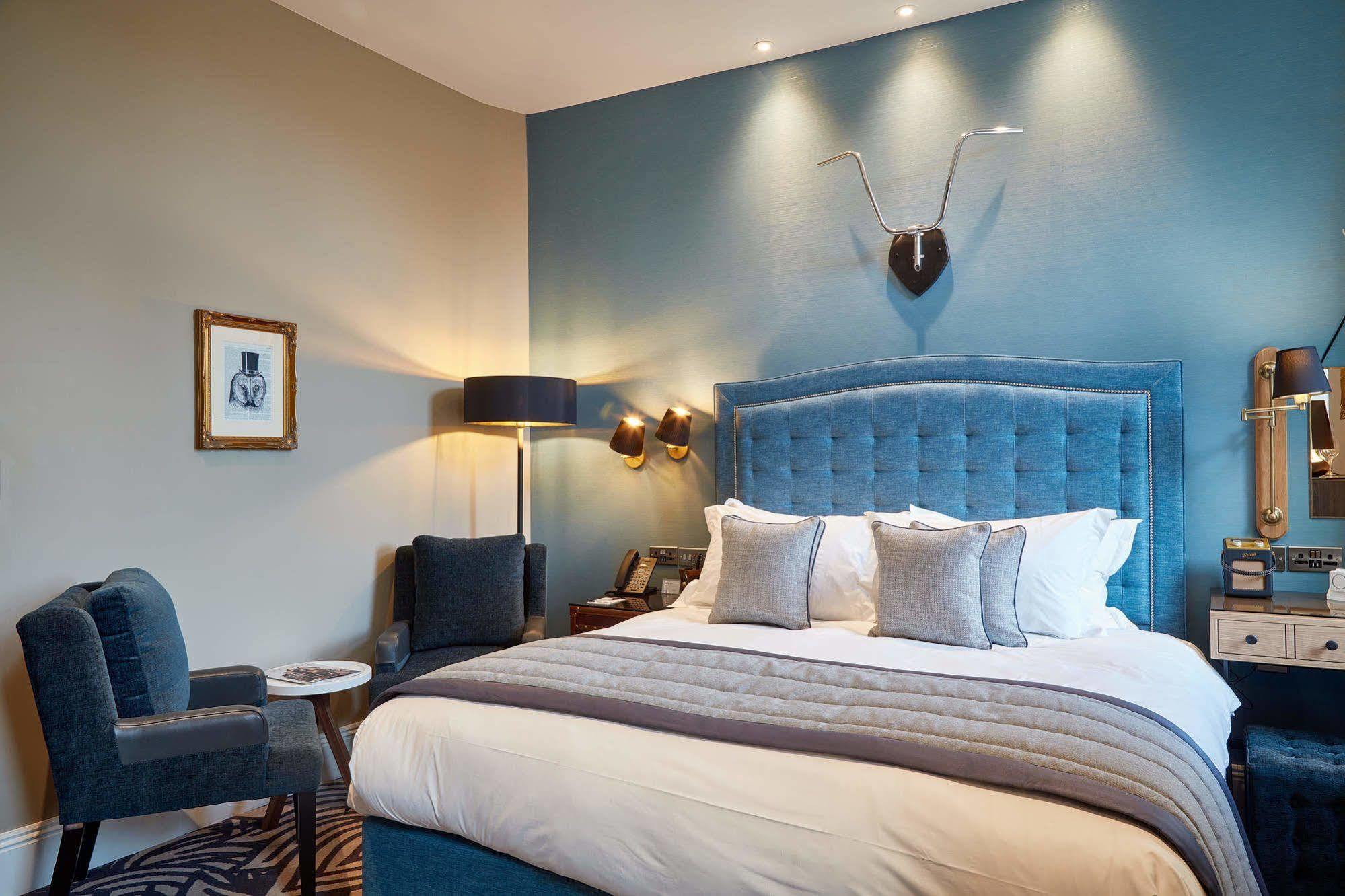 Oddfellows On The Park تشيدل المظهر الخارجي الصورة A bedroom at The Old Bank Hotel