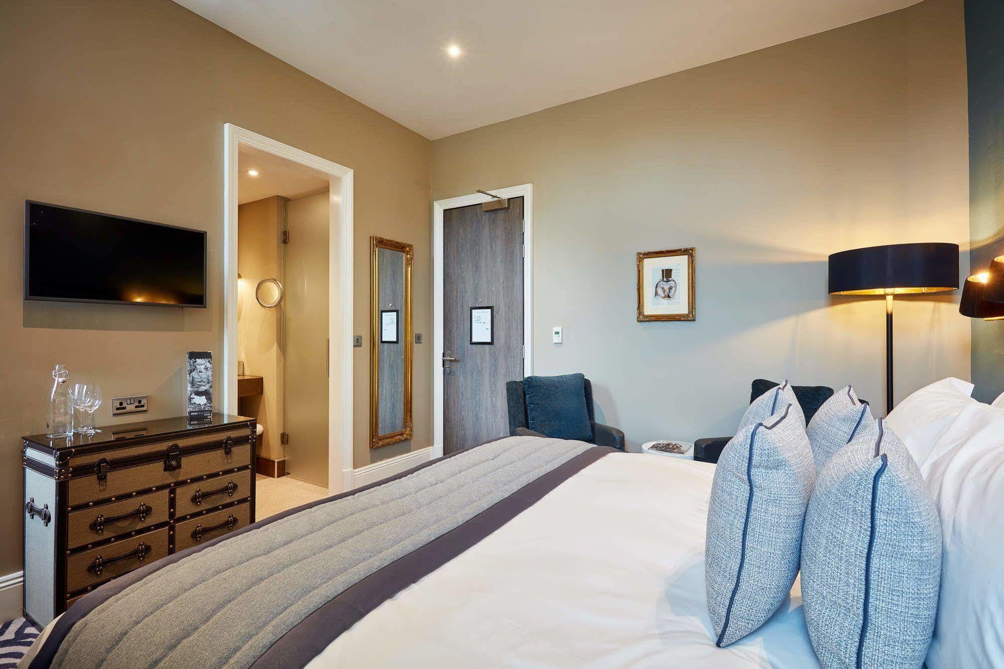 Oddfellows On The Park تشيدل المظهر الخارجي الصورة A bedroom at The Old Bank Hotel