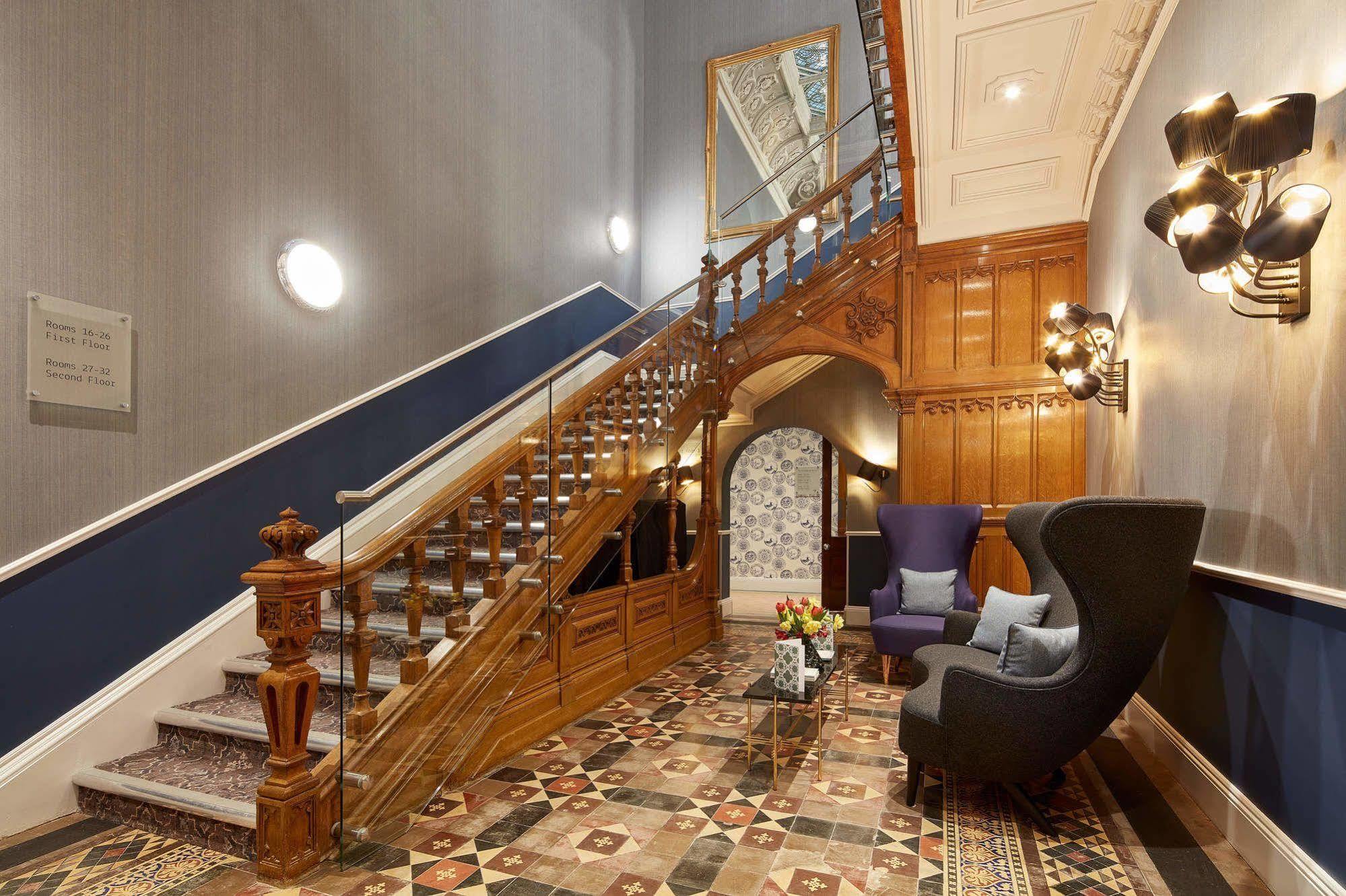 Oddfellows On The Park تشيدل المظهر الخارجي الصورة The staircase