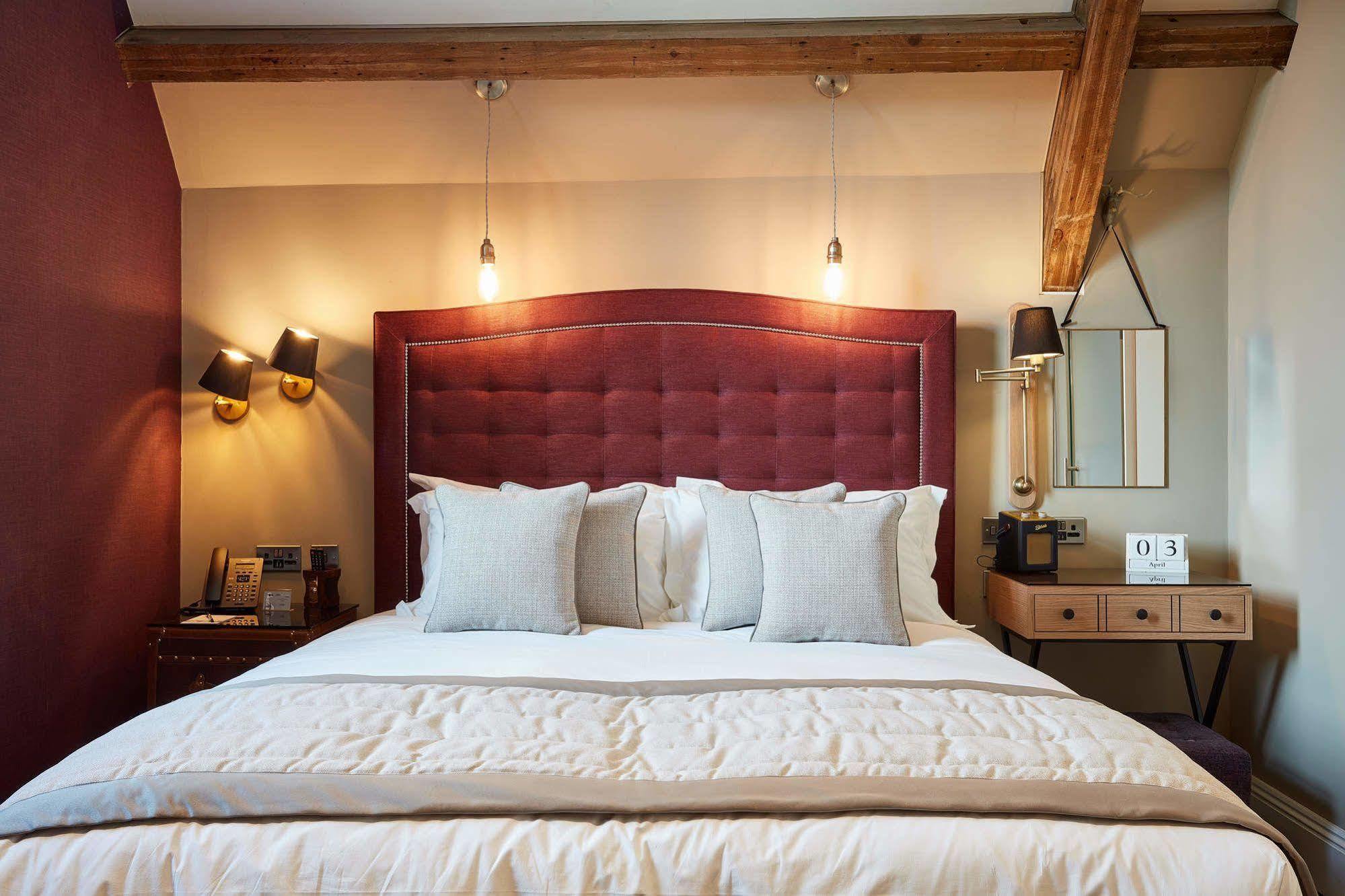 Oddfellows On The Park تشيدل المظهر الخارجي الصورة A bedroom at The Swan Hotel